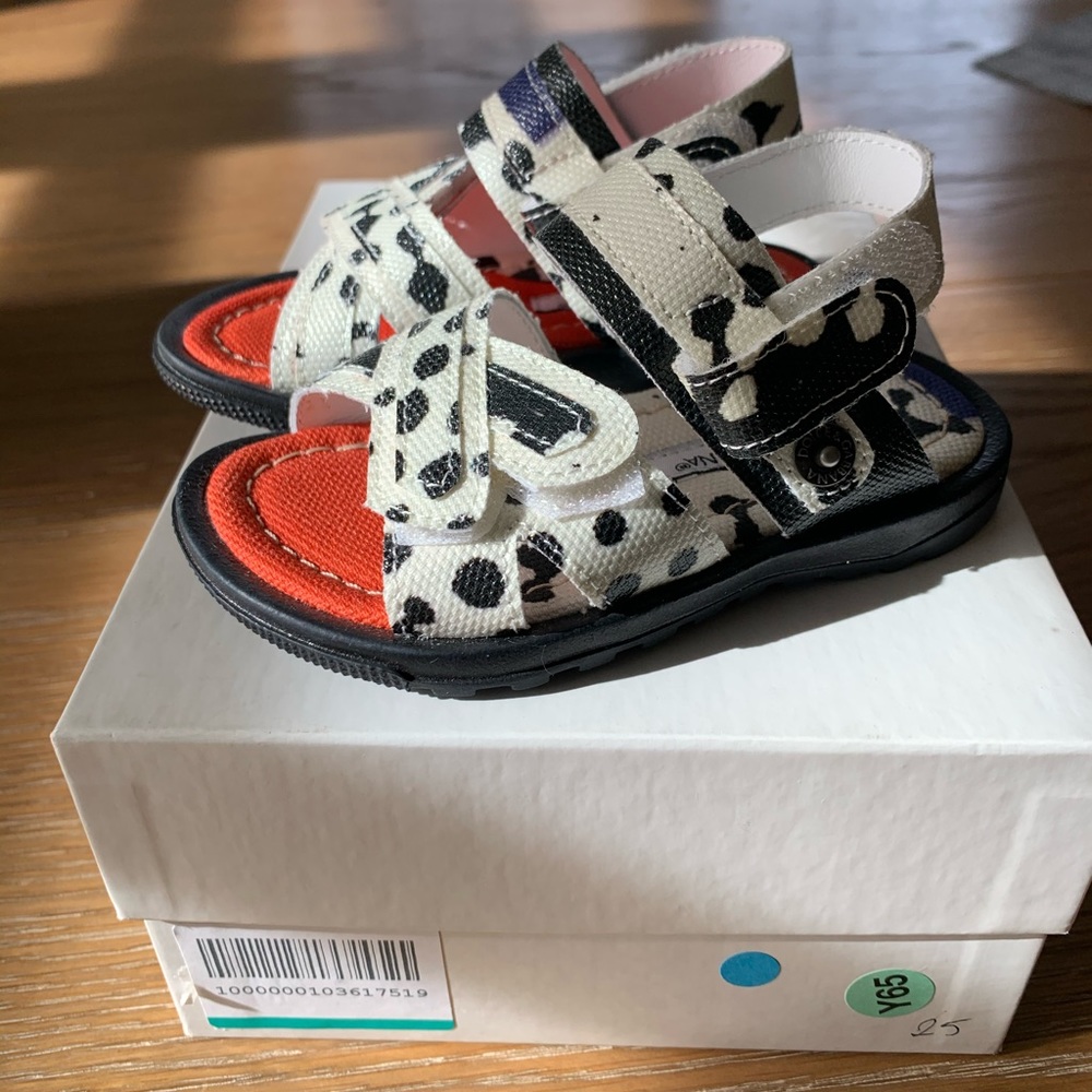 Dolce & Gabbana Toddler Sandals. NEW. Size 20 Euro